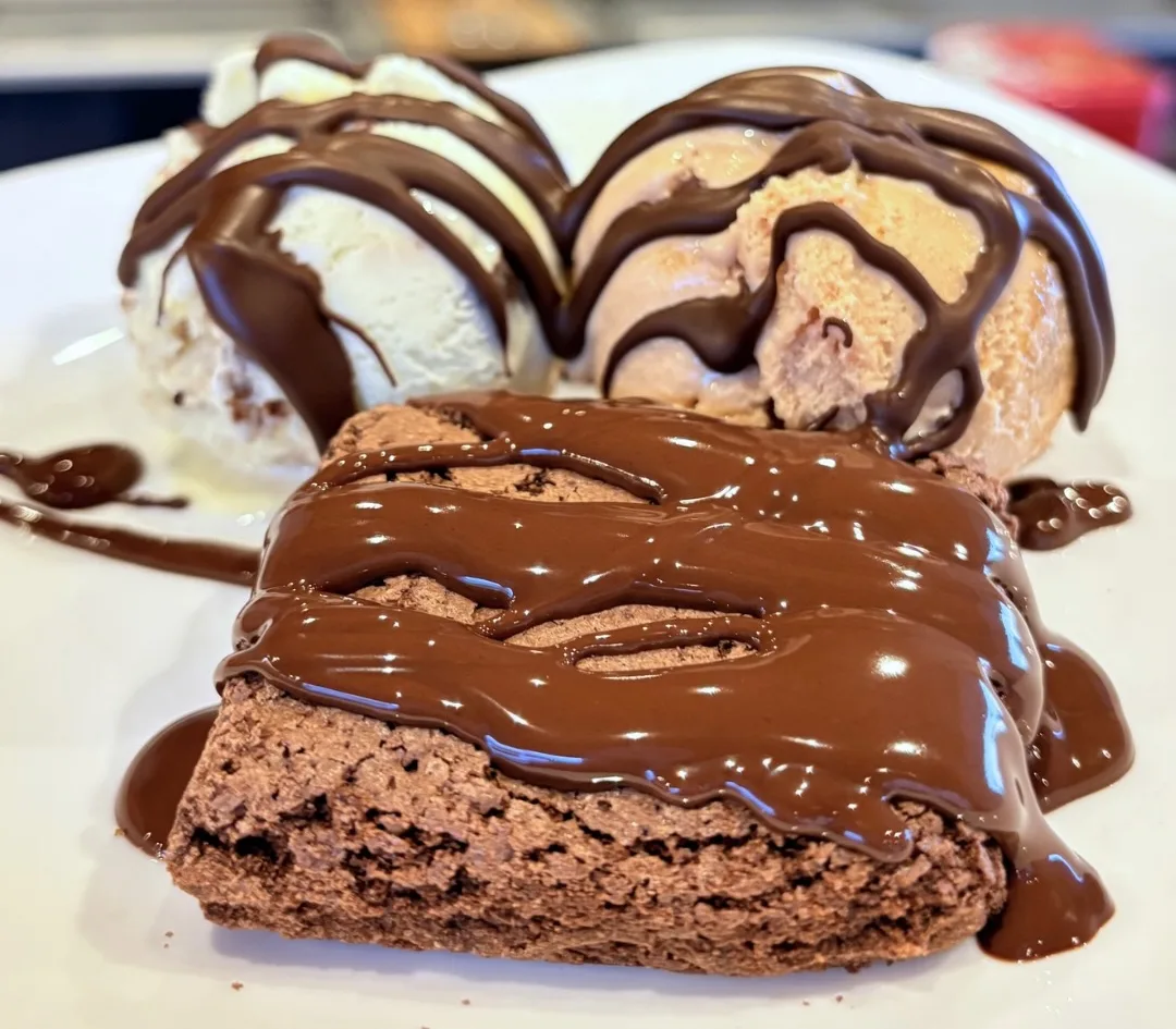 Brownie com sorvete e calda de chocolate