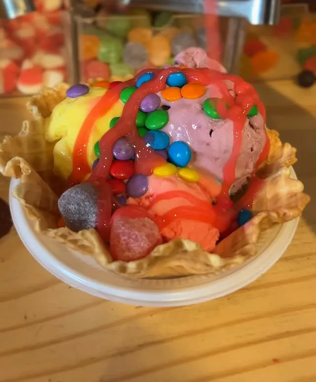 Sundae colorido com coberturas e confeitos